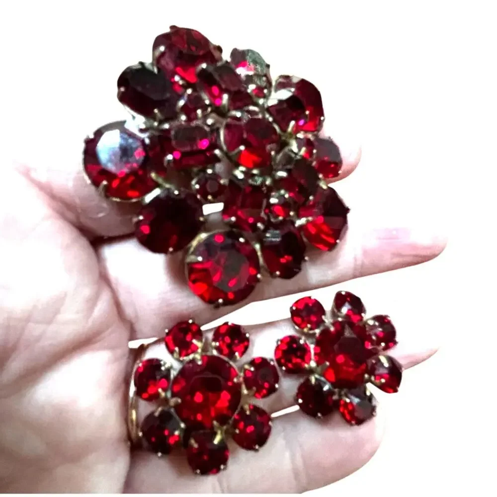 Vintage Weiss jewelry set red prong set rhinestones gold brooch & clip earrings - Picture 9 of 10